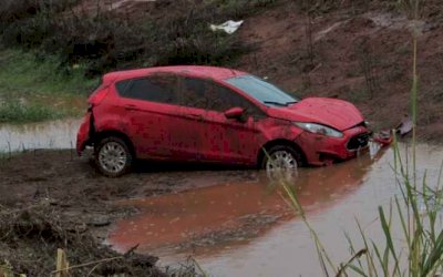 Enfermeira perde controle e carro cai em barranco na BR-163