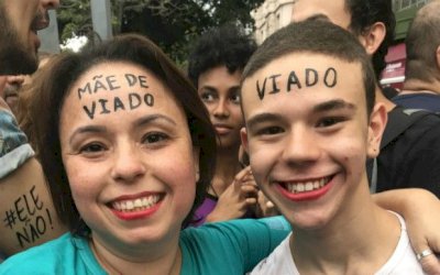 'Escrevi 'mãe de viado' na testa para apoiar meu filho gay'