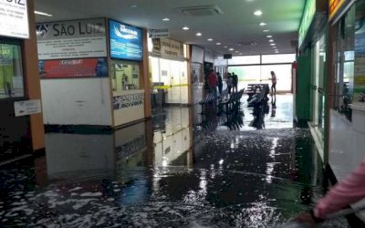 Chuva forte deixa ruas e até rodoviária alagada