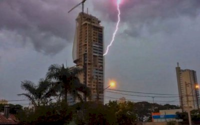 Homem é atingido por raio enquanto abria portão de hospital para ambulância em MS