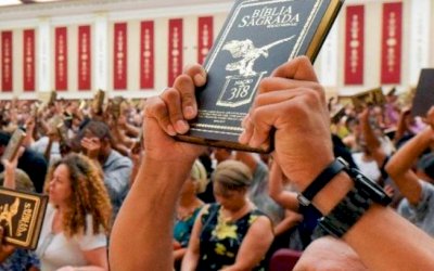 Com álcool gel e orações, Igreja Universal orienta fiéis contra coronavírus.