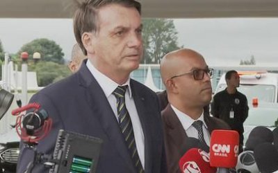 'Não tem conversa de fechar nada', diz Bolsonaro após ir a ato antidemocrático