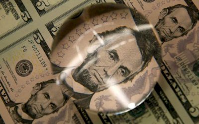 Bolsa cai mais de 2% com mercado reagindo a atos de 7 de Setembro; dólar sobe