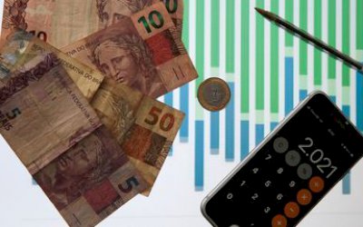 Um em cada 2 brasileiros usa mais da metade da renda para as dívidas