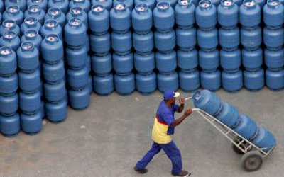 Botijão de gás custa 9% do salário mínimo pela 1ª vez em 13 anos