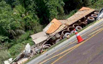 Uma pessoa morre em acidente grave envolvendo carretas e carro na BR-163