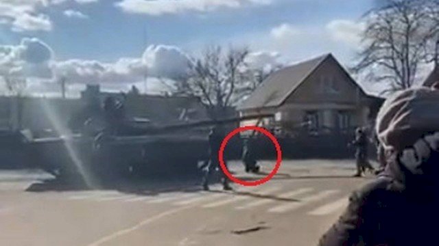 Ucraniano se ajoelha diante de tanque de guerra russo para impedir o seu avanço