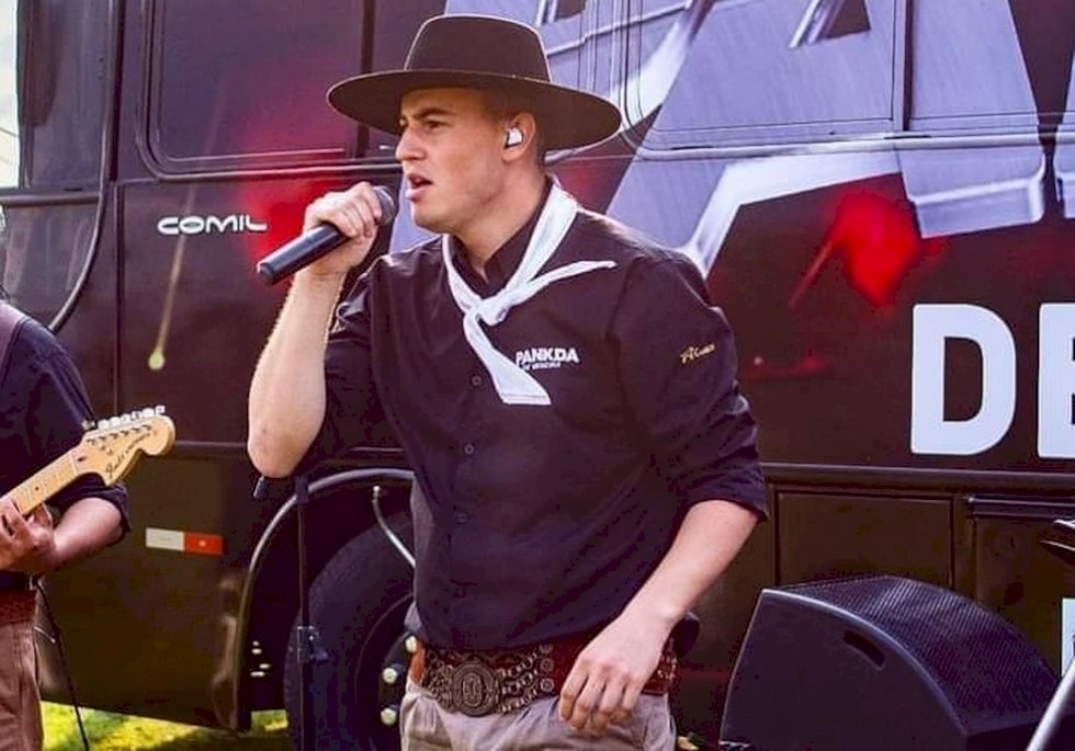 Músico de 24 anos morre após receber descarga elétrica de guitarra