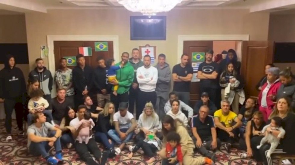 Jogadores de futebol conseguem sair da Ucrânia e esperam voltar ao Brasil em breve
