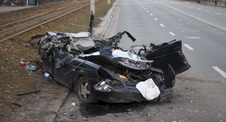 Tanque atropela carro dirigido por motorista idoso na Ucrânia
