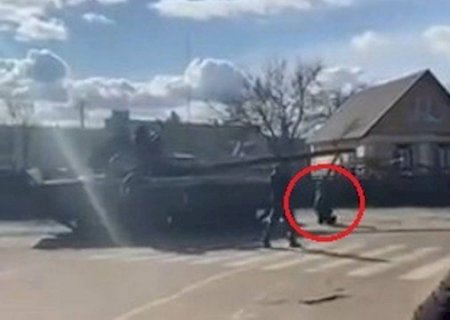 Ucraniano se ajoelha diante de tanque de guerra russo para impedir o seu avanço