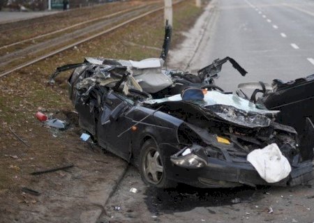 Tanque atropela carro dirigido por motorista idoso na Ucrânia