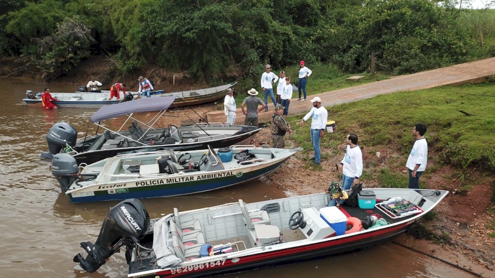 PMA de Batayporã, Secretaria do Ambiente de Taquarussu, Bombeiros e voluntários limpam o rio Ivinhema