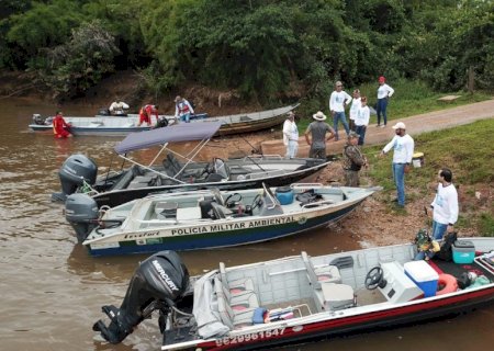 PMA de Batayporã, Secretaria do Ambiente de Taquarussu, Bombeiros e voluntários limpam o rio Ivinhema