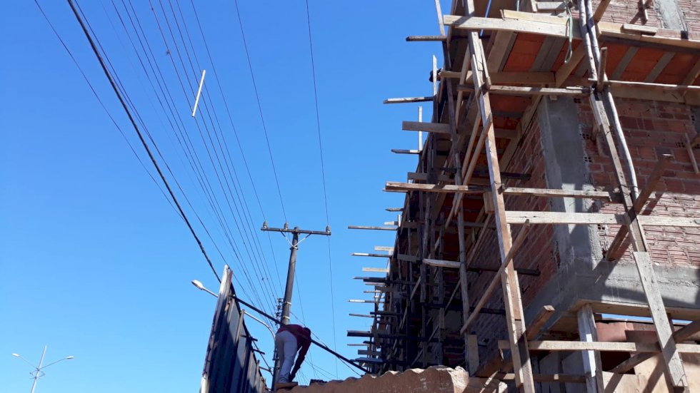 Com dobro de mortes em relação a 2021, Energisa faz alerta sobre segurança com rede elétrica na construção civil