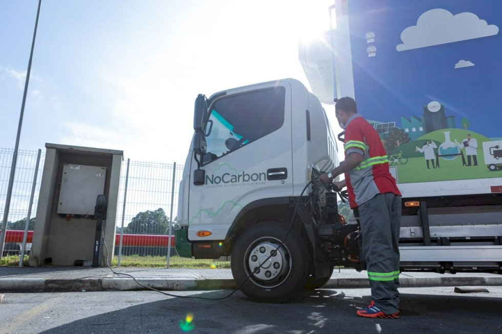 JBS lança nova empresa para a locação de caminhões 100% elétricos e reduz emissões dos seus negócios