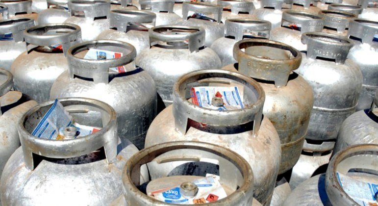 Preço do gás de cozinha é o maior do século e compromete 9,4% do salário mínimo