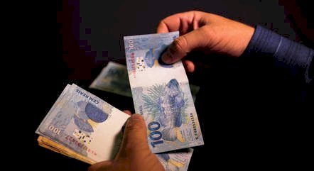 Salários em queda limitam crescimento econômico do Brasil