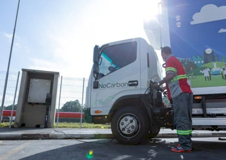 JBS lança nova empresa para a locação de caminhões 100% elétricos e reduz emissões dos seus negócios