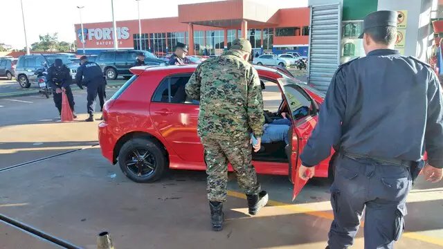 Dois homens são executados dentro de carro em pátio de posto na fronteira.