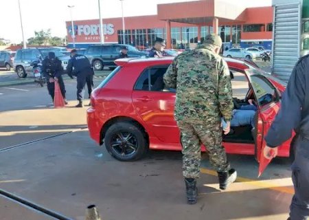 Dois homens são executados dentro de carro em pátio de posto na fronteira.