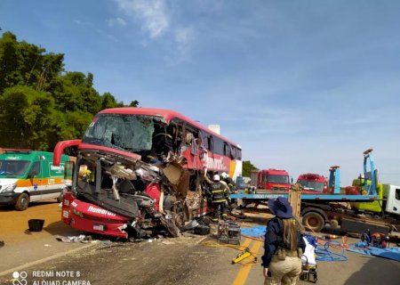 Acidente grave entre ônibus e carreta deixa 11 mortos na BR-163 em MT.