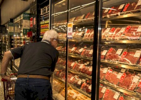 Com inflação, brasileiro come menos e troca carne para garantir arroz e feijão