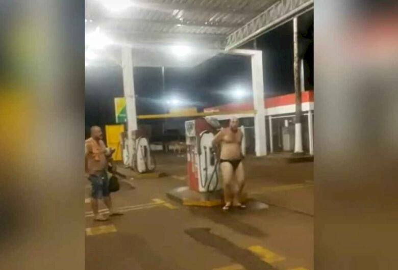 De cueca, caminhoneiro protesta e toma banho em posto de combustíveis em MS; vídeo