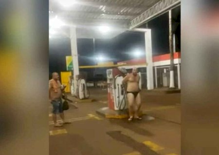 De cueca, caminhoneiro protesta e toma banho em posto de combustíveis em MS; vídeo