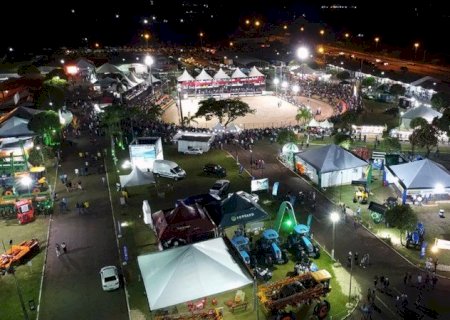 Tempestade com granizo atinge feira agropecuária e cancela shows em Naviraí.