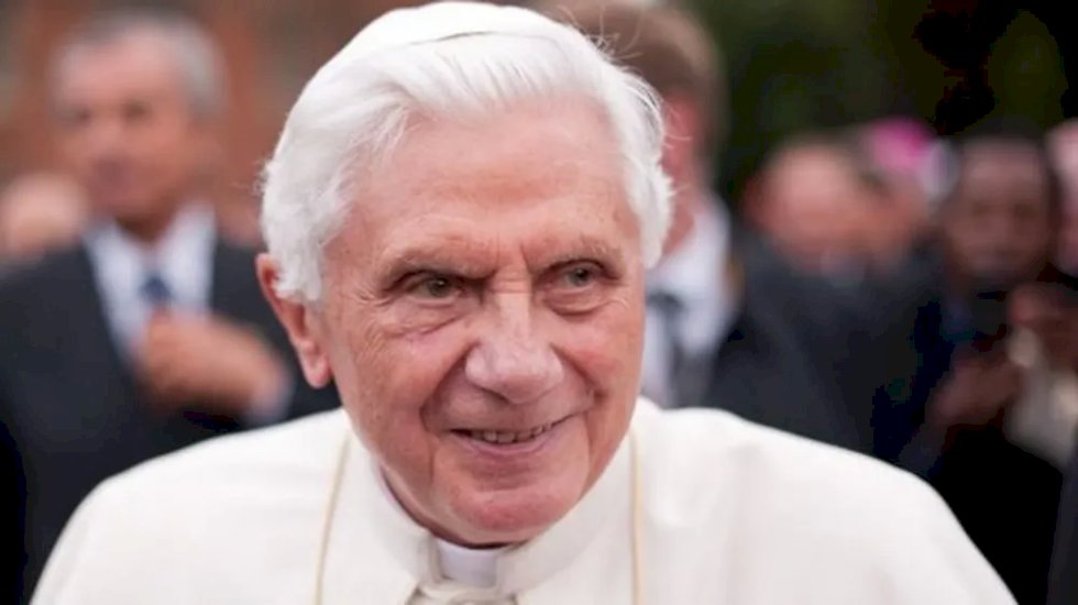Papa Bento XVI morre aos 95 anos.
