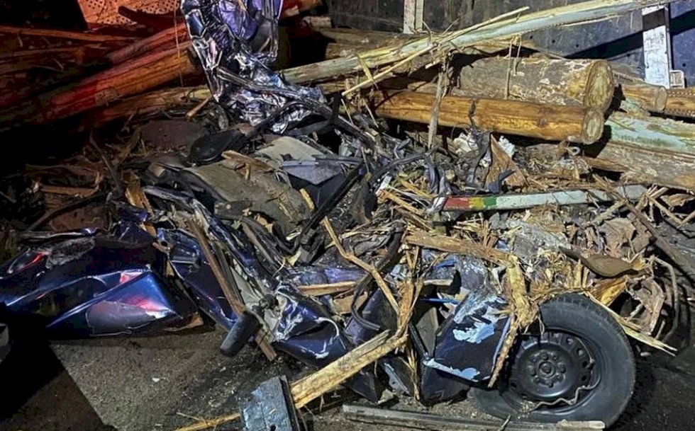 Cinco pessoas morrem após toras de eucalipto caírem de caminhão sobre carros