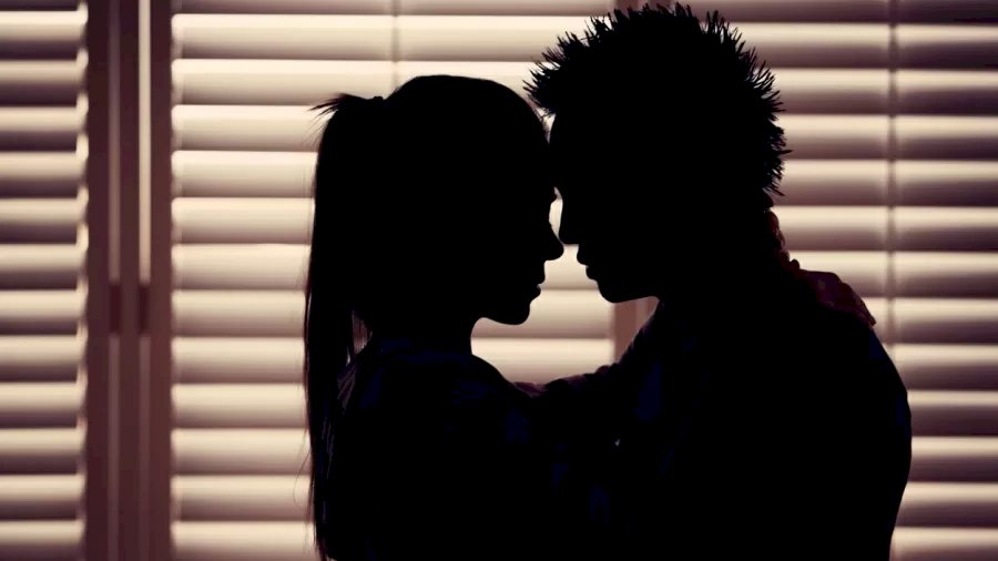 Pornô aos 12; primeira transa aos 18: estudo mostra hábitos sexuais no país.