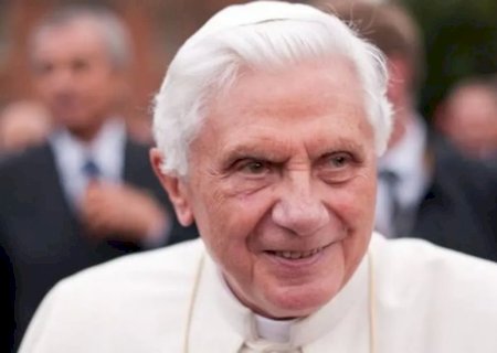 Papa Bento XVI morre aos 95 anos.