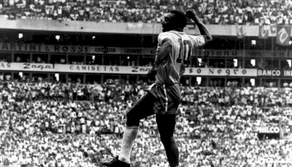 Morre Pelé, o maior jogador da história do futebol, aos 82 anos.