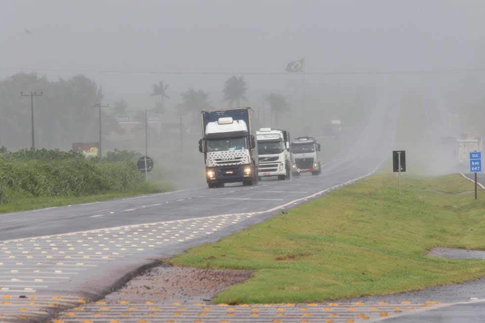 Na chuva, redobre a atenção e reduza a velocidade na rodovia
