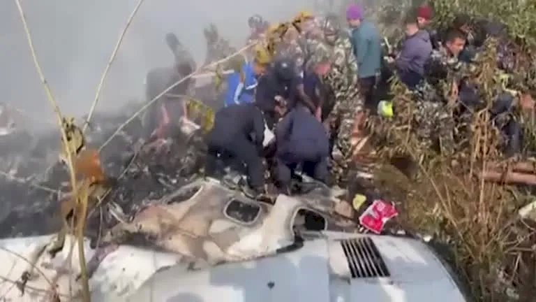 Avião cai no Nepal e deixa ao menos 44 mortos
