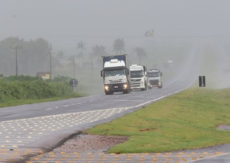 Na chuva, redobre a atenção e reduza a velocidade na rodovia