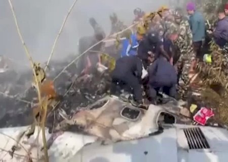 Avião cai no Nepal e deixa ao menos 44 mortos