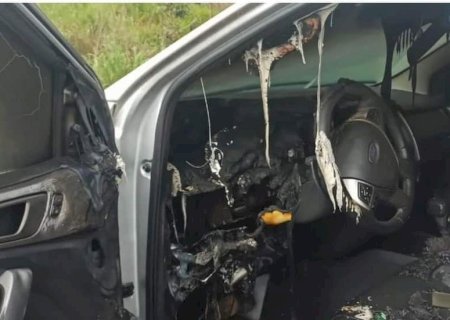 Caminhonete fica ‘derretida’ por dentro após ser atingida por raio em rodovia.