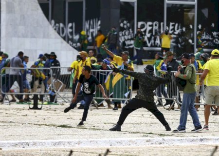 Moraes mantém prisão de 354 investigados por atos antidemocráticos.