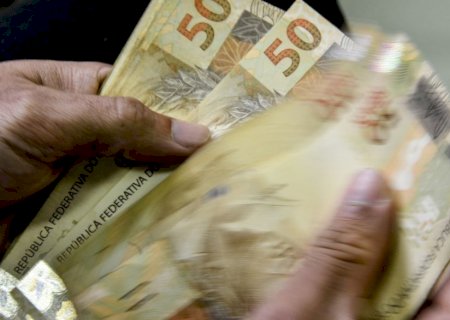 Lula confirma aumento do salário mínimo para R$ 1.320 em maio.