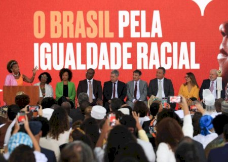 Lula titula áreas quilombolas após quatro anos de paralisação.