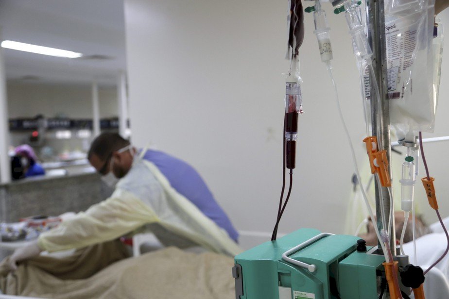 Lula assina projeto que garante recursos para pagar piso salarial de R$ 4,7 mil a enfermeiros.