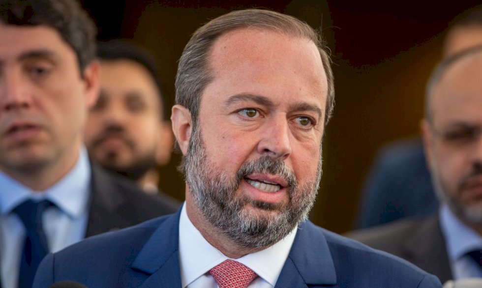 Ministro diz que Petrobras está abrasileirando preço dos combustíveis.