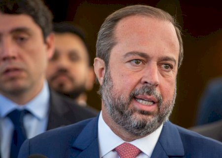 Ministro diz que Petrobras está abrasileirando preço dos combustíveis.