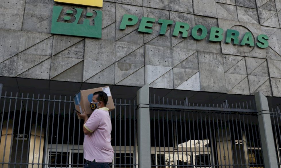 Petrobras reduz preço da gasolina em 4,66% para distribuidoras.