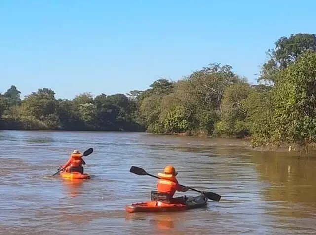 Bombeiros procuram em rio trabalhador desaparecido há 4 dias.