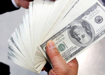 Dólar cai para R$ 4,77 e fecha no menor valor em mais de um ano.