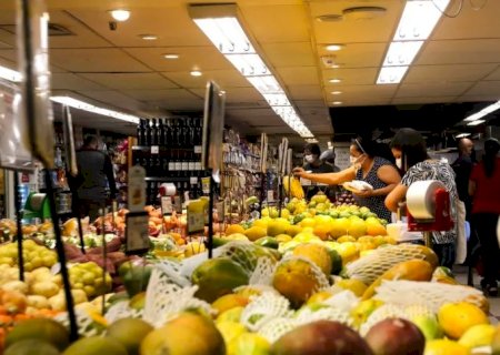 Dólar baixo e corte na gasolina levam a nova rodada de revisões na inflação